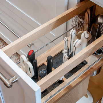 Modern Kitchen Shaker Maple Saddle and Dove White