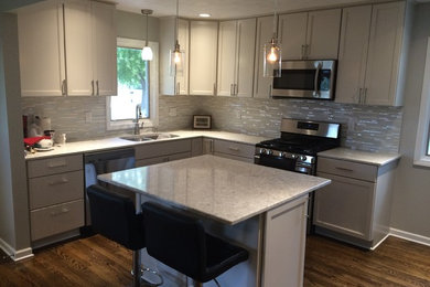 Kitchen - transitional kitchen idea in Omaha