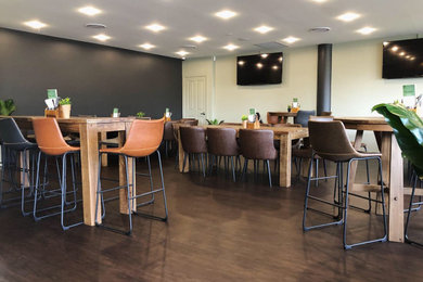 Foto di una grande sala da pranzo design con pavimento in vinile e pavimento marrone