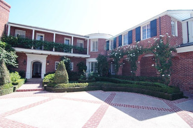 Example of a classic exterior home design in Los Angeles