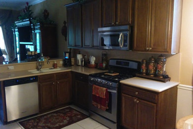Home design - mid-sized transitional home design idea in Miami