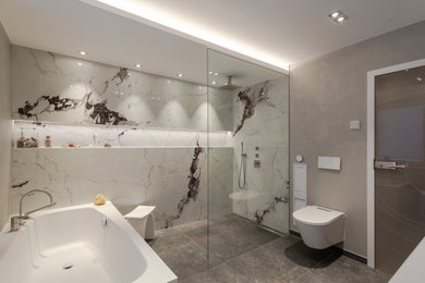 ドレスデンにあるモダンスタイルのおしゃれな浴室の写真