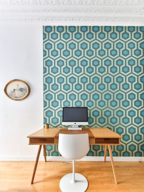 Aménagement d'un bureau contemporain de taille moyenne avec un mur multicolore, un sol en bois clair et un bureau indépendant.