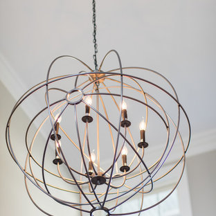 バンクーバーの中サイズのコンテンポラリースタイルのLDKの画像 (グレーの壁、無垢フローリング、標準型暖炉、タイルの暖炉まわり、茶色い床)