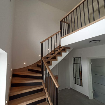 Betontreppe mit Laminat-Stufen, Holzgeländer