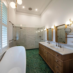 Foto di una grande stanza da bagno padronale mediterranea con consolle stile comò, ante in legno scuro, doccia aperta, WC monopezzo, piastrelle bianche, piastrelle di cemento, pareti bianche, pavimento con cementine, lavabo sottopiano, top in marmo, pavimento verde, doccia aperta, top grigio e vasca freestanding