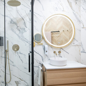 Detalle del lavabo con espejo iluminado y estética serena