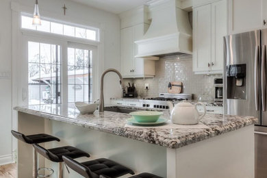 Kitchen photo in Toronto