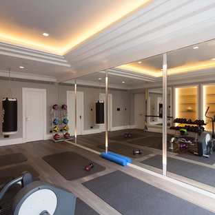 ロンドンのトランジショナルスタイルのおしゃれな多目的ジム (ベージュの壁、淡色無垢フローリング、グレーの床) の写真