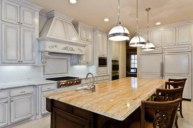 Kitchen - traditional kitchen idea in Houston