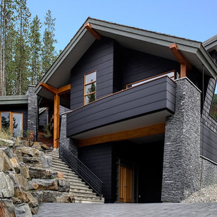 Foto på ett funkis svart hus, med två våningar