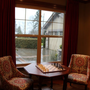 Idee per un piccolo soggiorno tradizionale chiuso con sala giochi, pareti grigie, pavimento in legno massello medio e nessuna TV