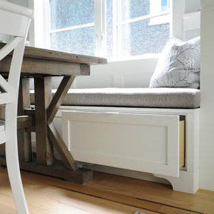 Foto di un piccolo soggiorno stile marino aperto con pareti grigie, parquet chiaro, camino classico, cornice del camino piastrellata, TV nascosta e pavimento marrone