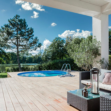 Funkis med udendørs pool og overdækket terrasse