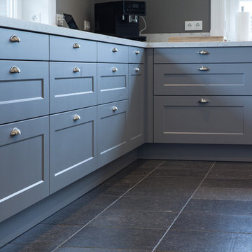 Klassische XXL-Wohnküche in zurückhaltendem Grau