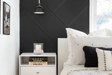 Modelo de dormitorio clásico con paredes negras y boiserie