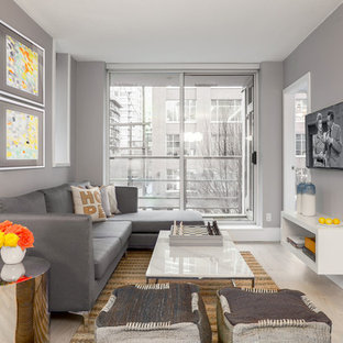 Idéer för att renovera ett mellanstort funkis allrum med öppen planlösning, med grå väggar, en väggmonterad TV, ett finrum och laminatgolv