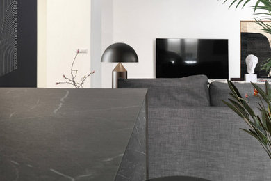 Foto di un soggiorno design aperto con pareti bianche, pavimento in marmo, TV a parete e pavimento beige