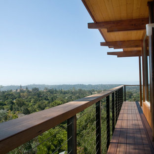 サンタバーバラの大きいミッドセンチュリースタイルのおしゃれな裏庭のデッキ (張り出し屋根) の写真