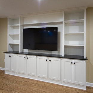 フィラデルフィアの大きいトランジショナルスタイルのおしゃれな地下室 (全地下、ベージュの壁、ラミネートの床) の写真