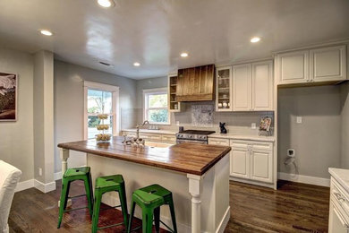 Transitional kitchen photo in Sacramento