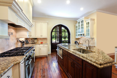 This is an example of a traditional kitchen in Jacksonville.
