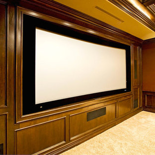 Réalisation d'une grande salle de cinéma fermée avec un mur orange, moquette et un écran de projection.