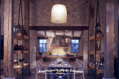 サクラメントにある巨大なインダストリアルスタイルのおしゃれなキッチン (ベージュキッチンパネル、石タイルのキッチンパネル、無垢フローリング、表し梁) の写真