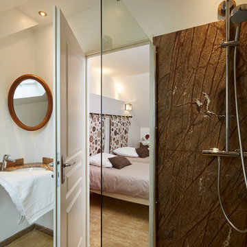 Vue sur la chambre d'hôtes depuis la salle de bain