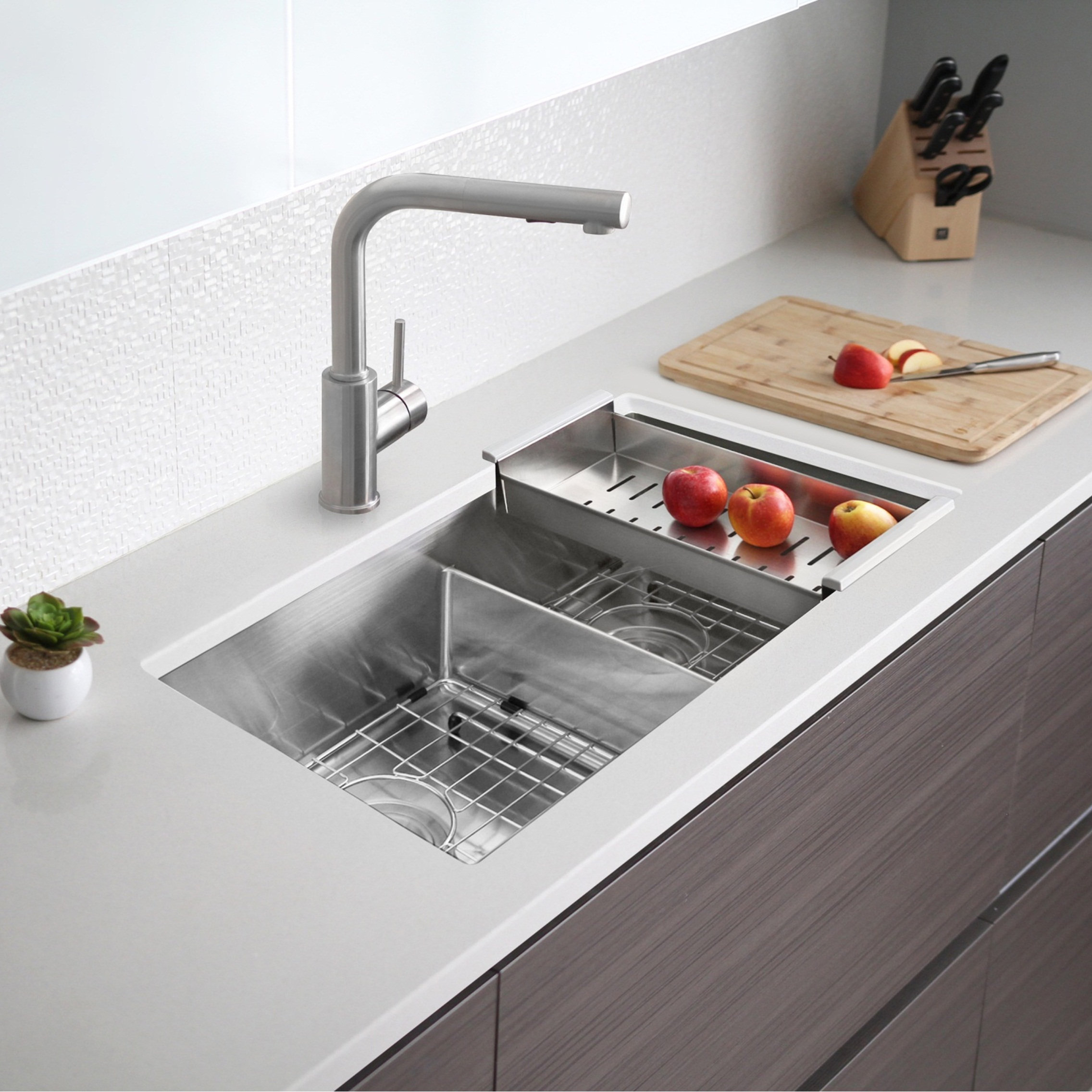 STYLISH 32"L x 18"W Stainless Steel Low Divider Undermount Kitchen Sink