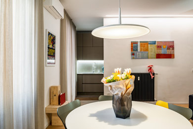 Foto di un grande soggiorno moderno aperto con sala formale, pareti bianche e parquet chiaro