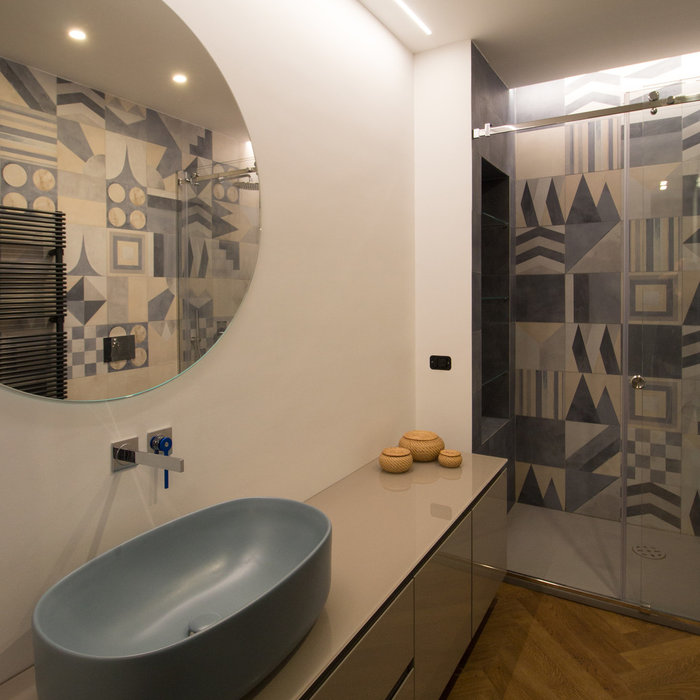 Example of a mid-sized trendy 3/4 multicolored tile and glass tile dark wood floor bathroom design in Catania-Palermo with beaded inset cabinets, brown cabinets, a two-piece toilet, multicolored walls