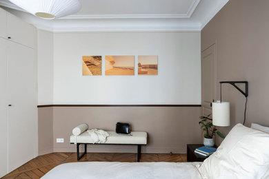 Cette image montre une chambre minimaliste.