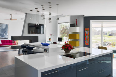 Eat-in kitchen - contemporary eat-in kitchen idea in Cincinnati