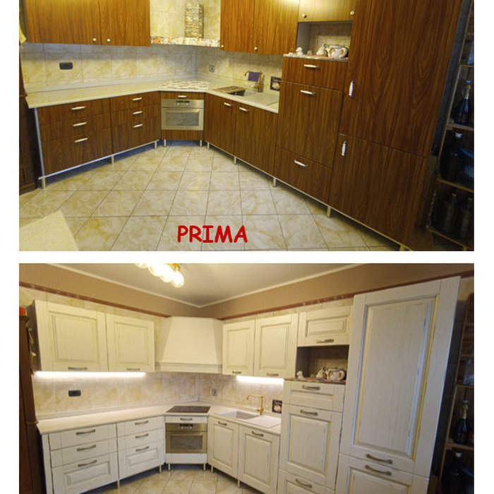 Sostituzione frontali utilizzando un modello Anta in Legno Massello con finitura Bianco Anticato e una maniglia finitura argento. Sostituita anche la cappa con stessa finitura dell'anta. Aggiunti led