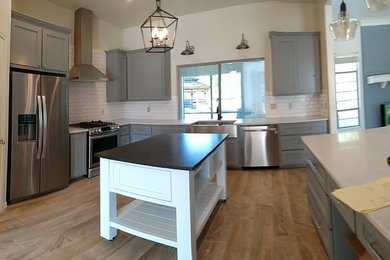 Home design - farmhouse home design idea in Austin