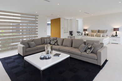 Imagen de salón abierto moderno de tamaño medio sin chimenea y televisor con paredes amarillas, moqueta y suelo blanco