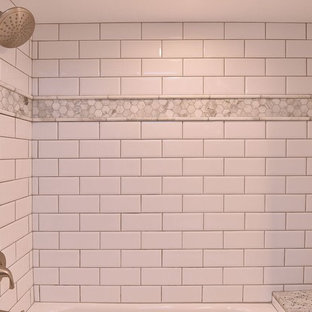 Mittelgroßes Klassisches Badezimmer En Suite mit Schrankfronten im Shaker-Stil, weißen Schränken, Granit-Waschbecken/Waschtisch, Unterbauwaschbecken, Badewanne in Nische, Duschbadewanne, Toilette mit Aufsatzspülkasten, weißen Fliesen und weißer Wandfarbe in Phoenix