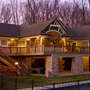 シカゴの巨大なおしゃれな裏庭のデッキ (日よけなし) の写真