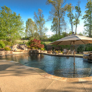 Großer Klassischer Schwimmteich hinter dem Haus in individueller Form mit Wasserspiel und Stempelbeton in Atlanta