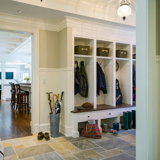 Idee per un grande ingresso con anticamera classico con pareti beige e pavimento in ardesia