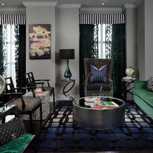 Foto på ett stort funkis allrum med öppen planlösning, med ett finrum, grå väggar och heltäckningsmatta