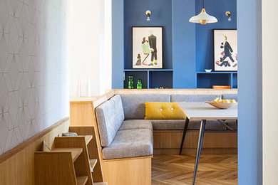 Idée de décoration pour une grande cuisine tradition.