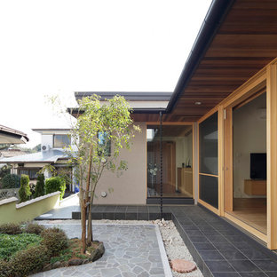 他の地域のモダンスタイルのおしゃれなテラス・中庭 (張り出し屋根) の写真
