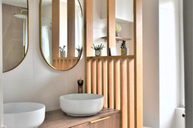 Aménagement d'une salle de bain contemporaine.