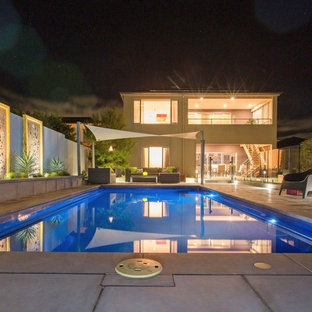 アデレードの中サイズの長方形コンテンポラリースタイルのおしゃれな裏庭プール (天然石敷き) の写真