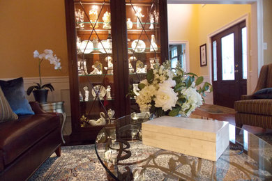 Diseño de salón para visitas tradicional renovado de tamaño medio sin televisor con paredes beige, suelo de madera clara y suelo naranja