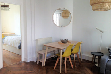 Cette photo montre une salle à manger moderne.