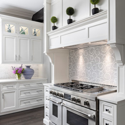 Example of a transitional home design design in Detroit