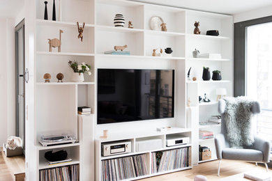 Geräumiges, Offenes, Repräsentatives Modernes Wohnzimmer ohne Kamin mit weißer Wandfarbe, hellem Holzboden, beigem Boden und Multimediawand in Berlin